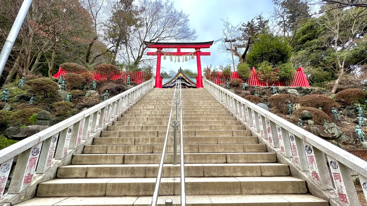 Escaleras hacia el Santuario Honden