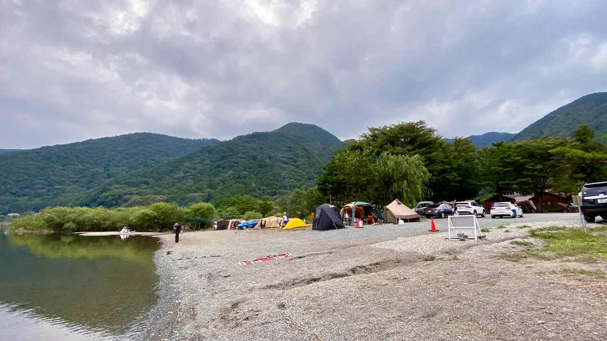 Sitios de tiendas junto al lago