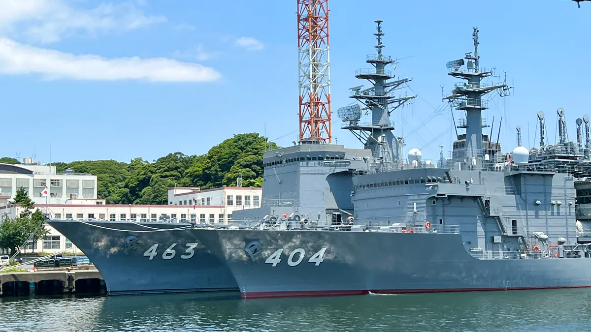 Izquierda: "463 Barco de Apoyo a la Guerra de Minas Uraga" • Derecha: "404 Barco de Rescate de Submarinos Chiyoda"