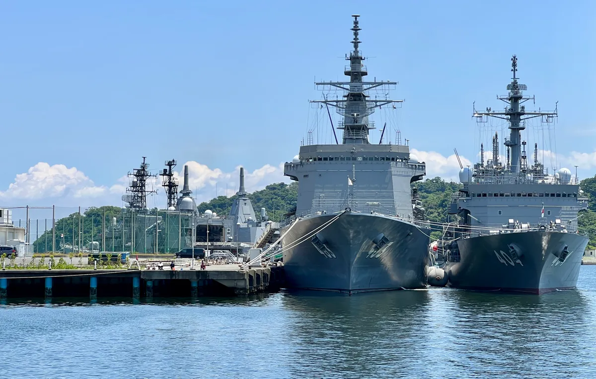 Izquierda: "463 Barco de Apoyo a la Guerra de Minas Uraga" • Derecha: "404 Barco de Rescate de Submarinos Chiyoda"