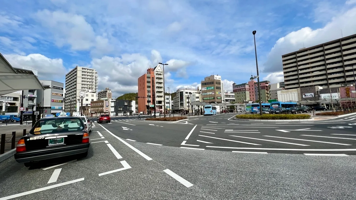 Parada de taxis en la estación Iwakuni, salida oeste