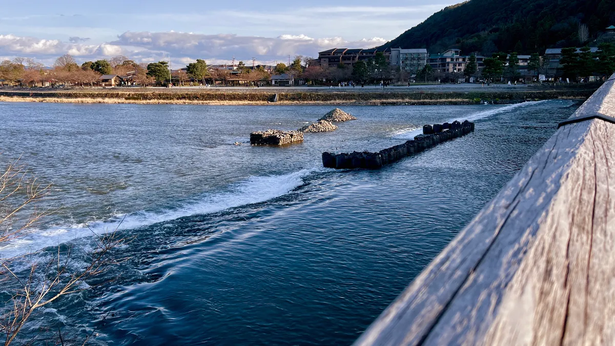 El flujo del río Katsura visto desde el puente