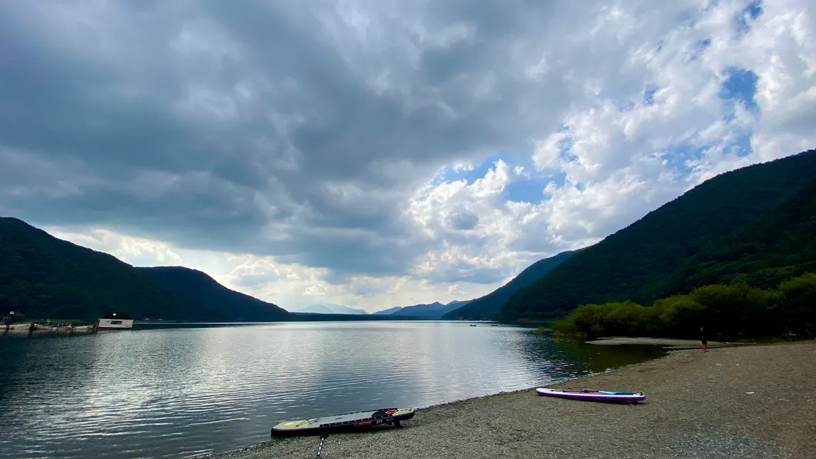 Vista del Lago Saiko desde los sitios junto al lago