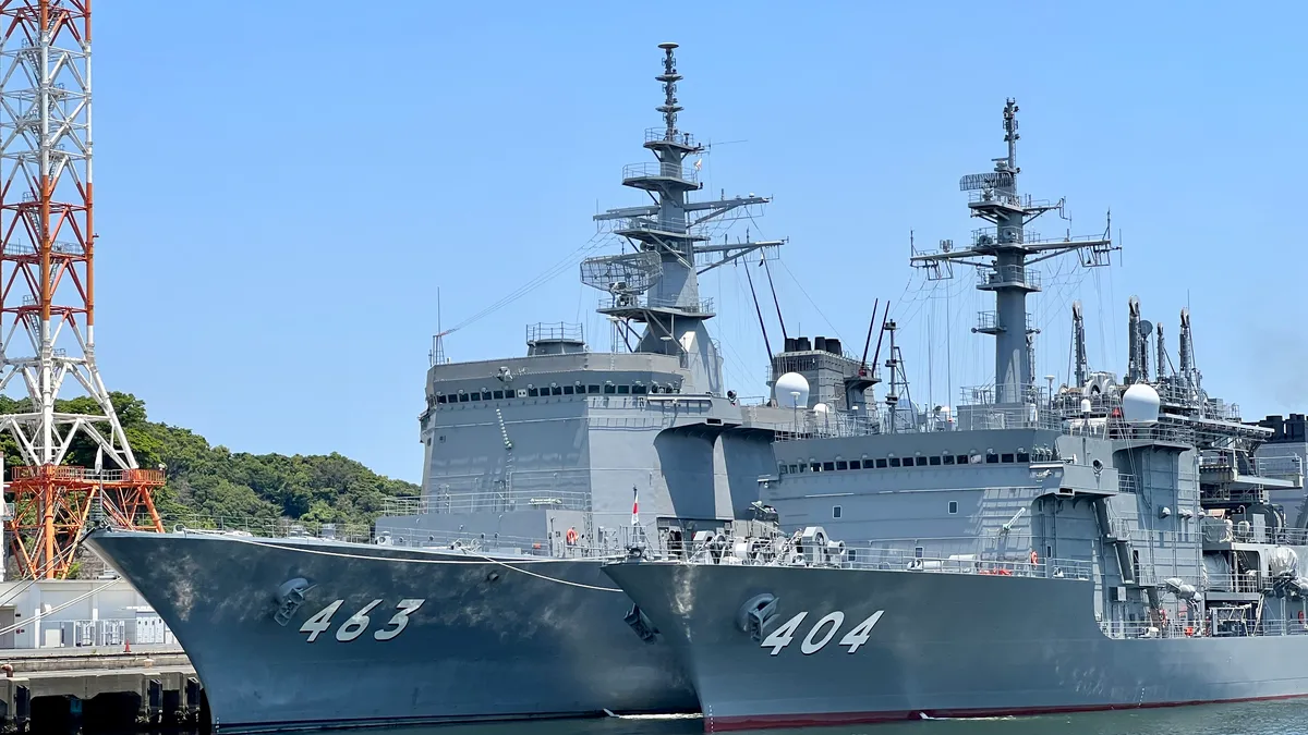 Izquierda: "463 Barco de Apoyo a la Guerra de Minas Uraga" • Derecha: "404 Barco de Rescate de Submarinos Chiyoda"