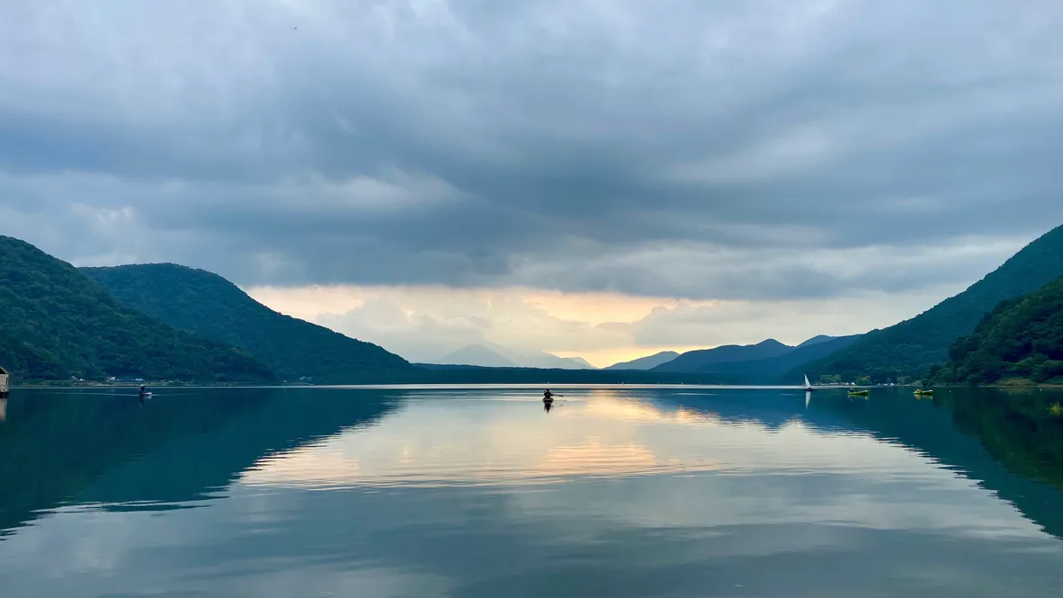 Paisaje sereno del Lago Saiko