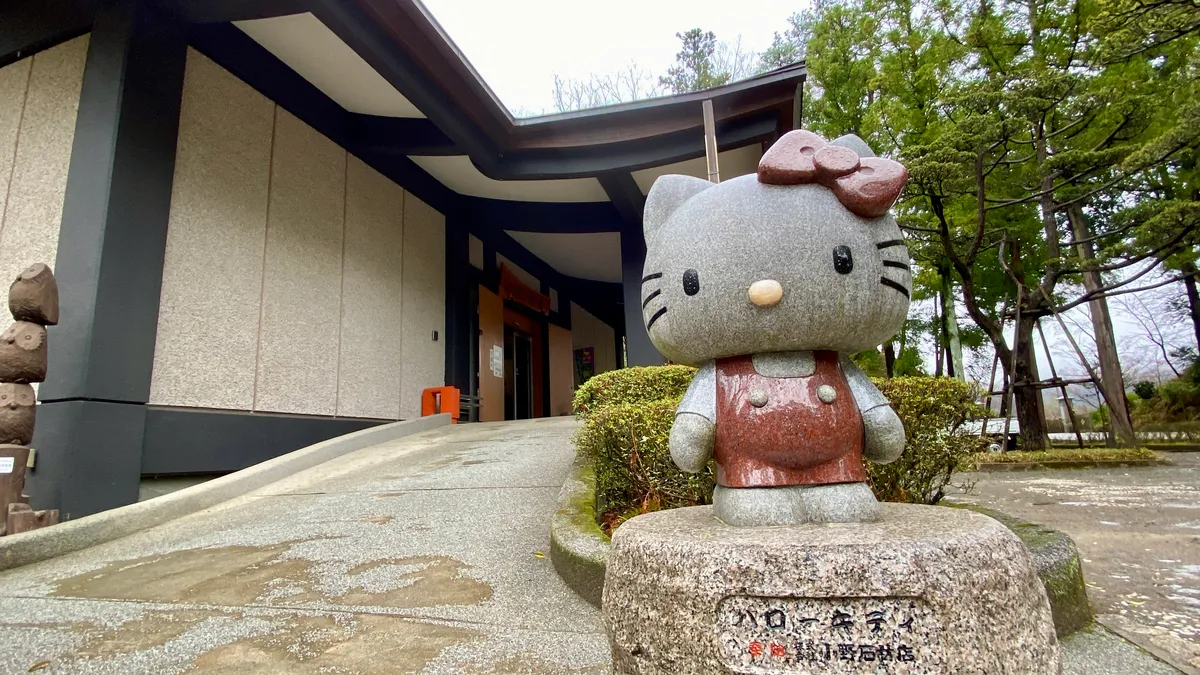 Estatua de piedra de Hello Kitty
