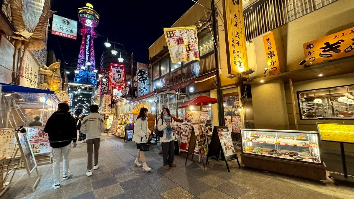 Shinsekai por la noche