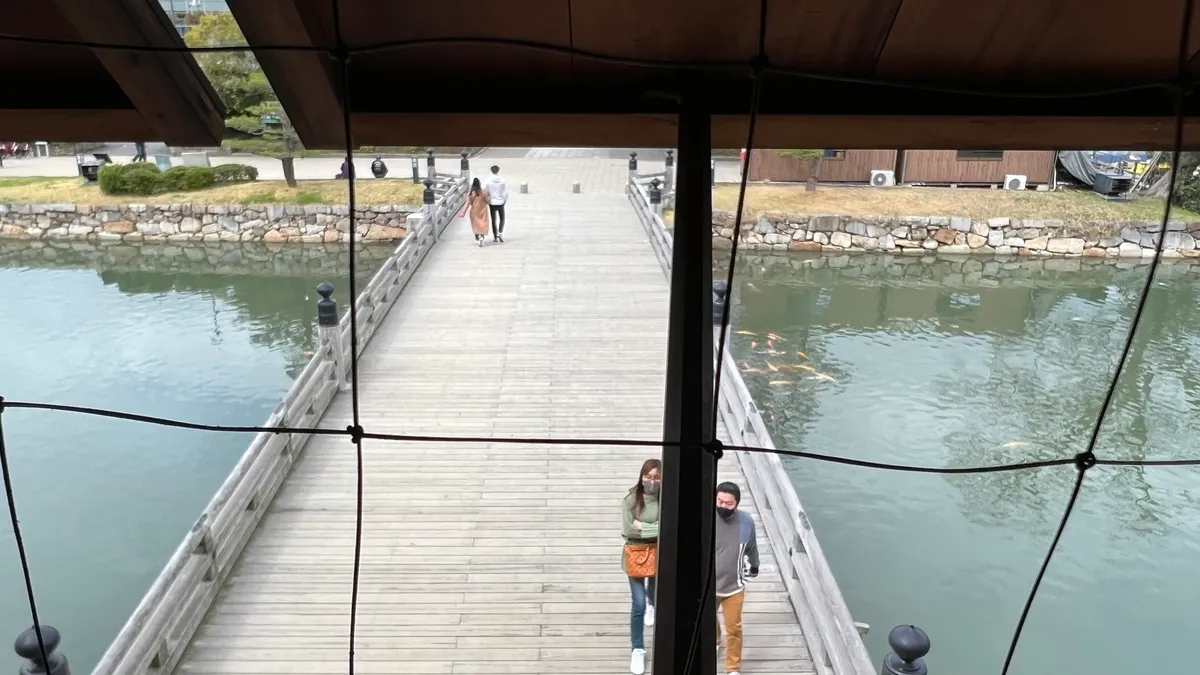 Vista desde la Puerta Omote-Gomon hacia el Puente Omote-Bashi