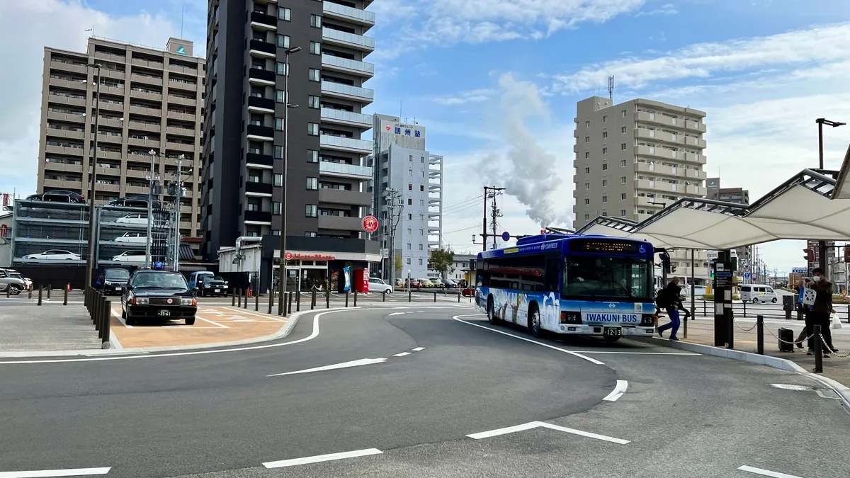 Estación Iwakuni, salida este