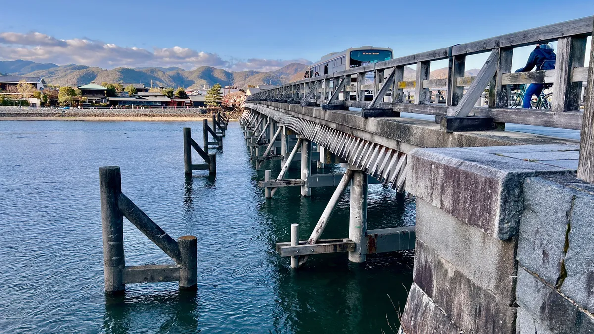 Puente Togetsukyo y deflectores de madera