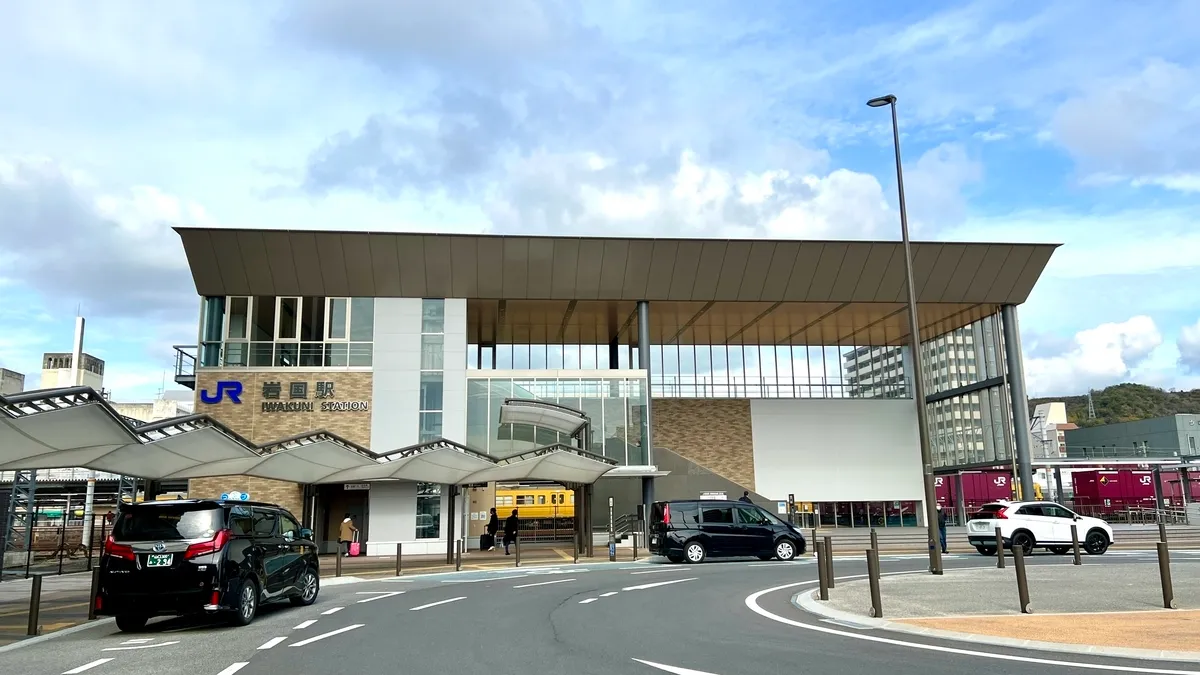 Estación Iwakuni, salida este