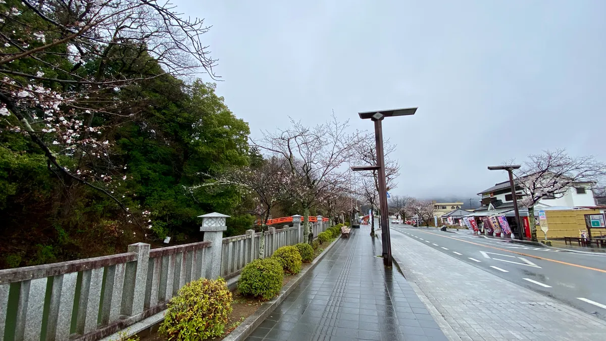 Acera al lado del Santuario Takeda