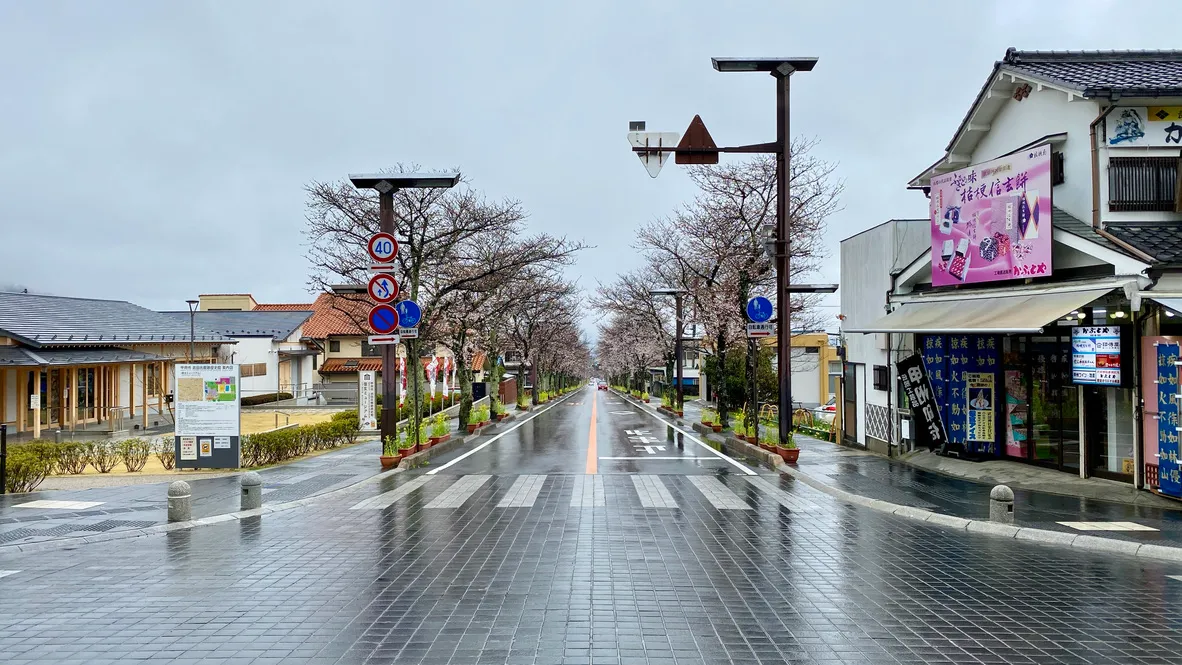 Calle frente al Santuario Takeda
