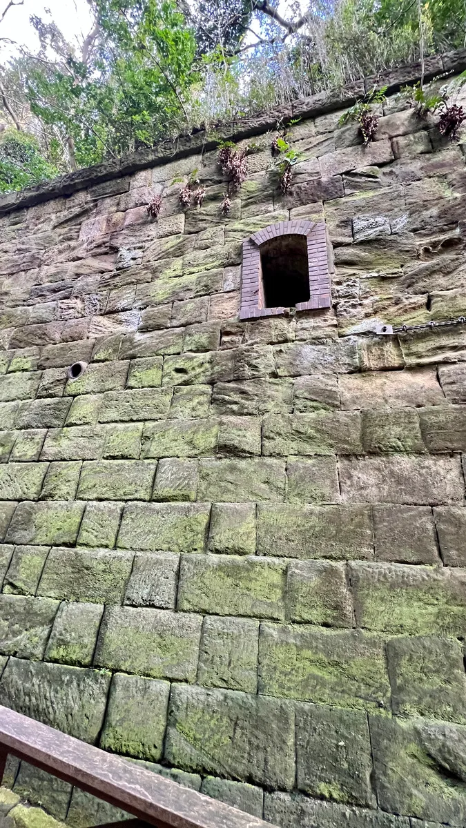 Pequeña ventana al lado de los barracones