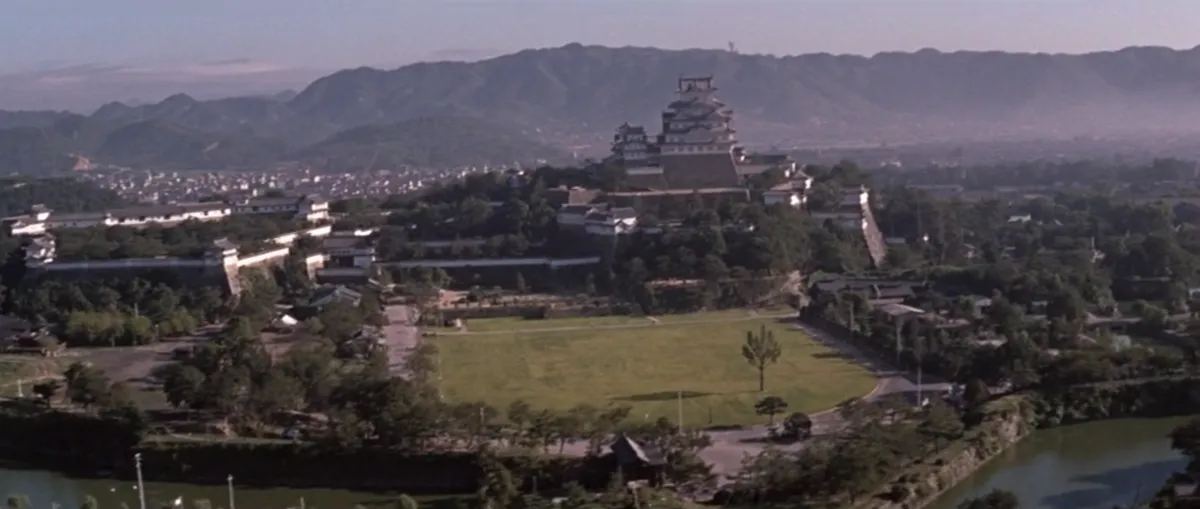 Escena de Bond llegando al Castillo de Himeji en helicóptero