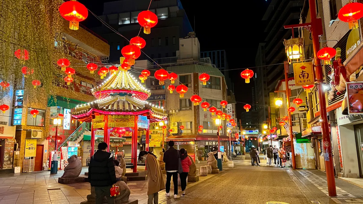 Plaza Nankinmachi de noche