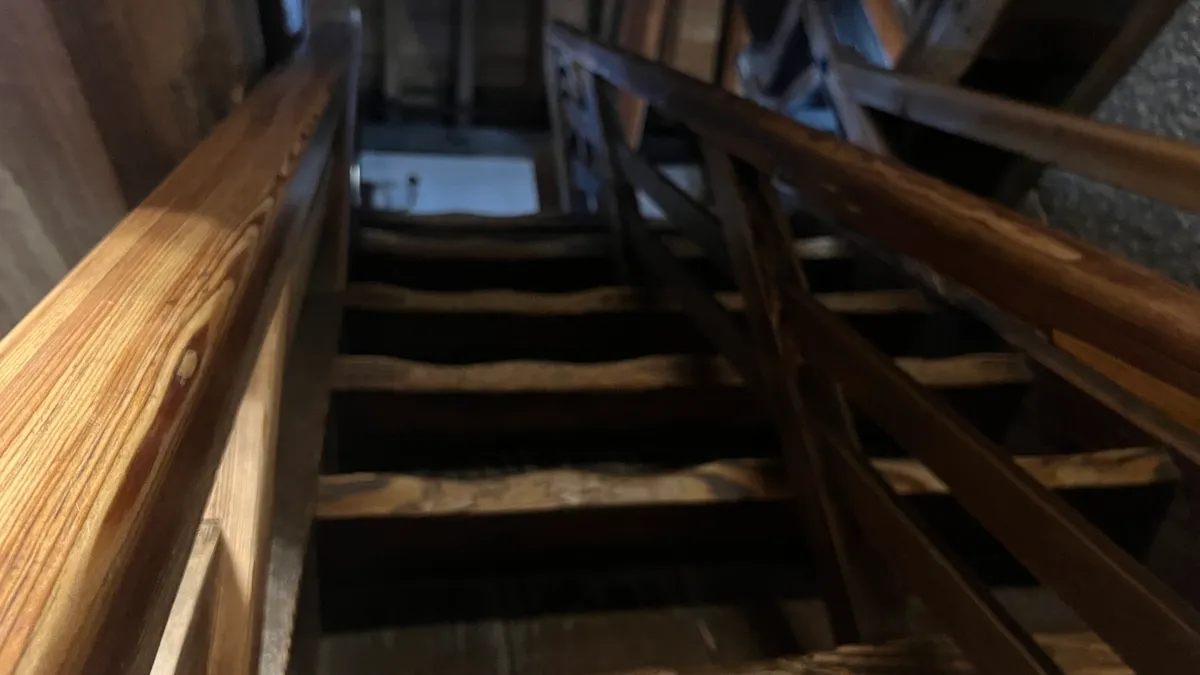 Escaleras empinadas