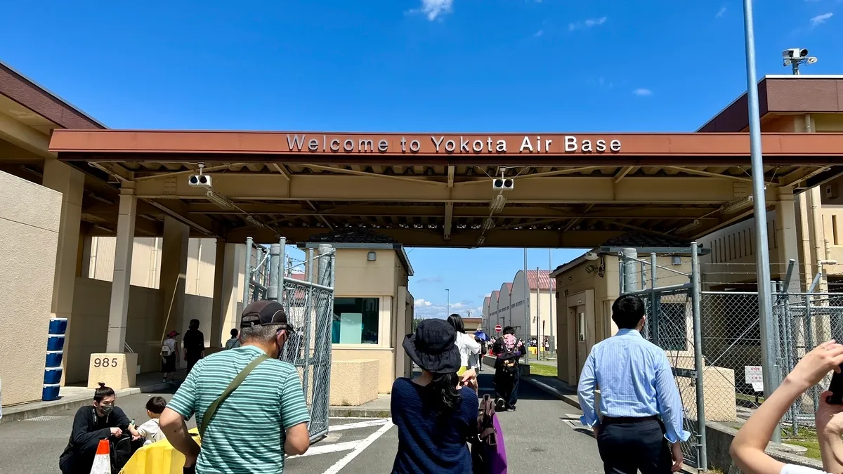 Entrada a la Base Aérea de Yokota