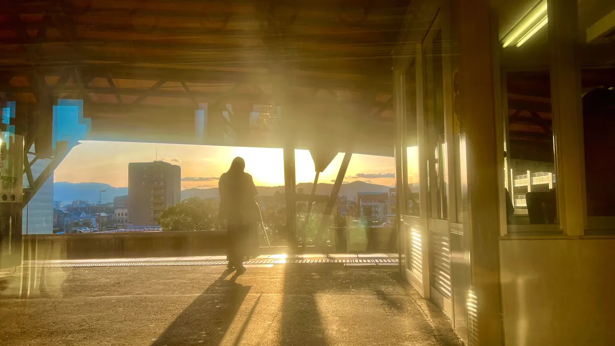 Vista de la puesta de sol desde el andén