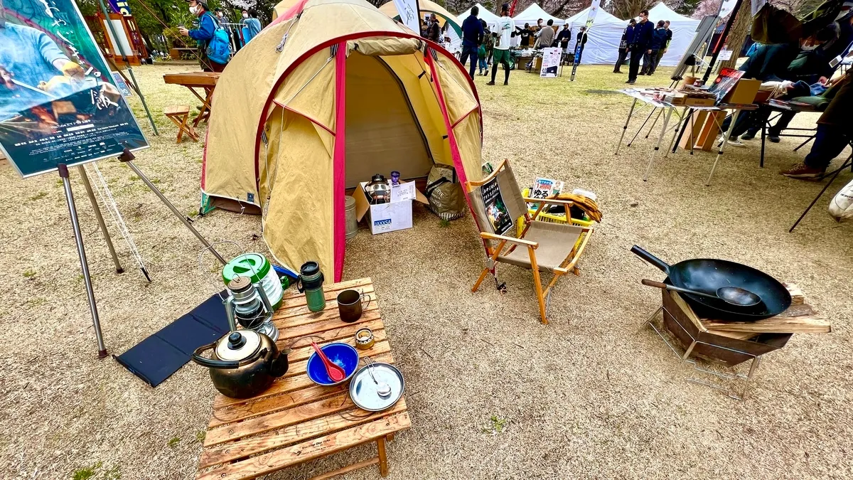 Exhibición del equipo de campamento usado en el drama