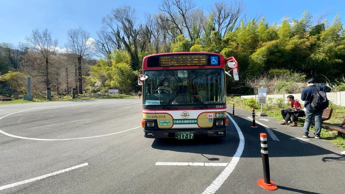 Parada de Autobús en la Instalación de Orientación