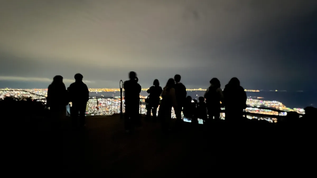 Personas Disfrutando de la Vista Nocturna