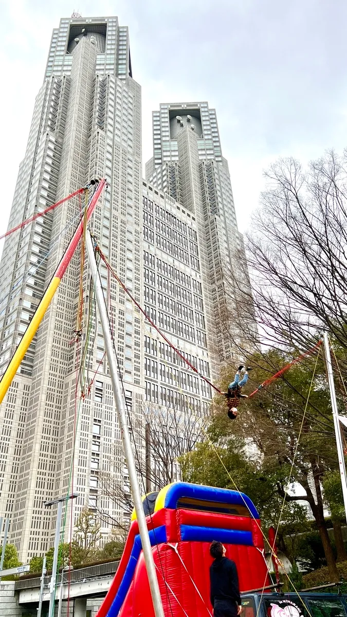 Gobierno Metropolitano de Tokio y bungee trampolín