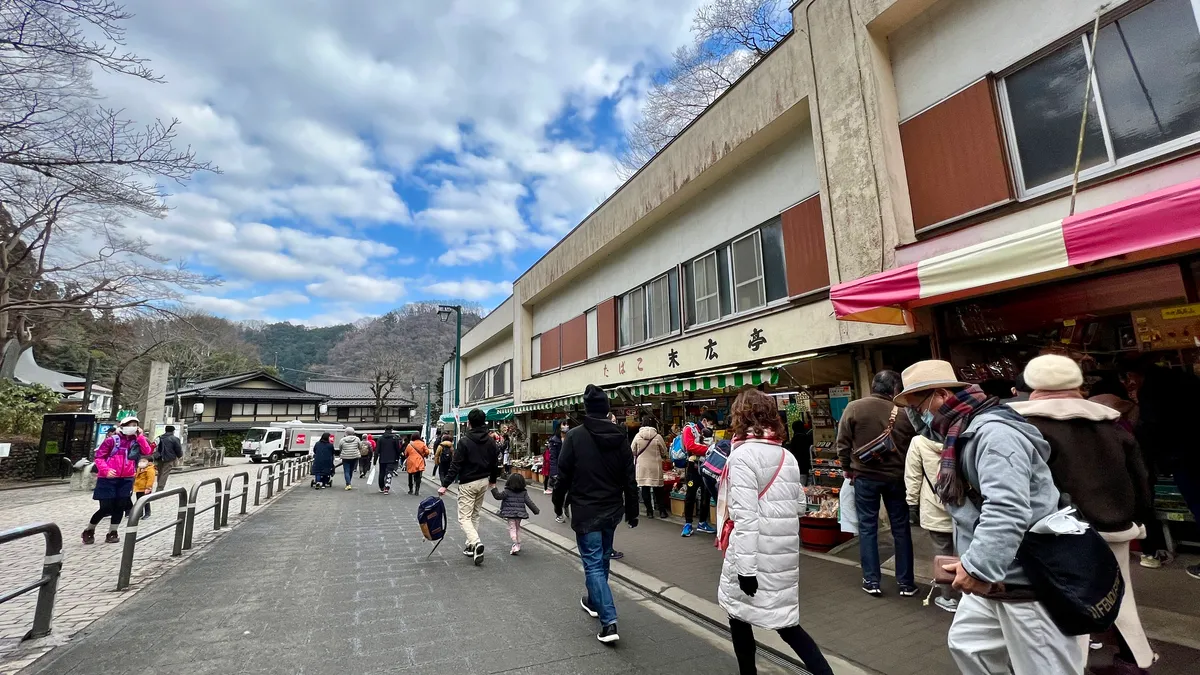 Plaza frente a la estación Kiyotaki