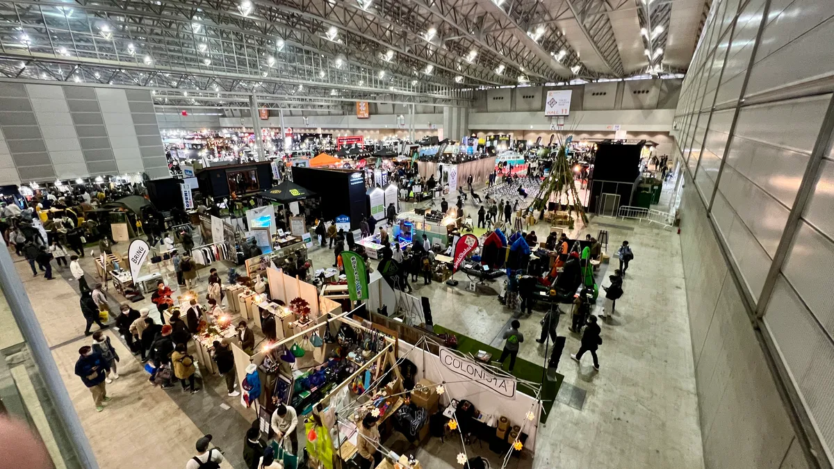 Vista general de los stands de exhibición