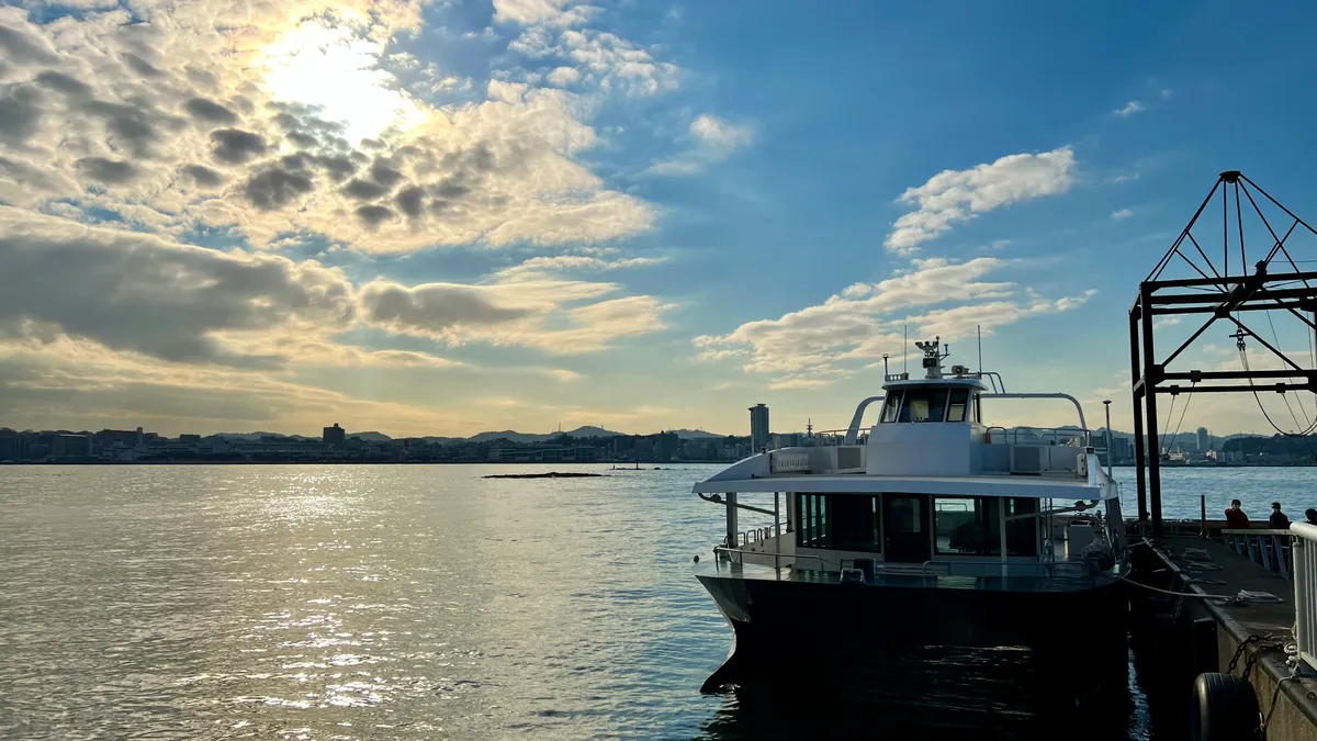 Mar tranquilo y ferry de regreso