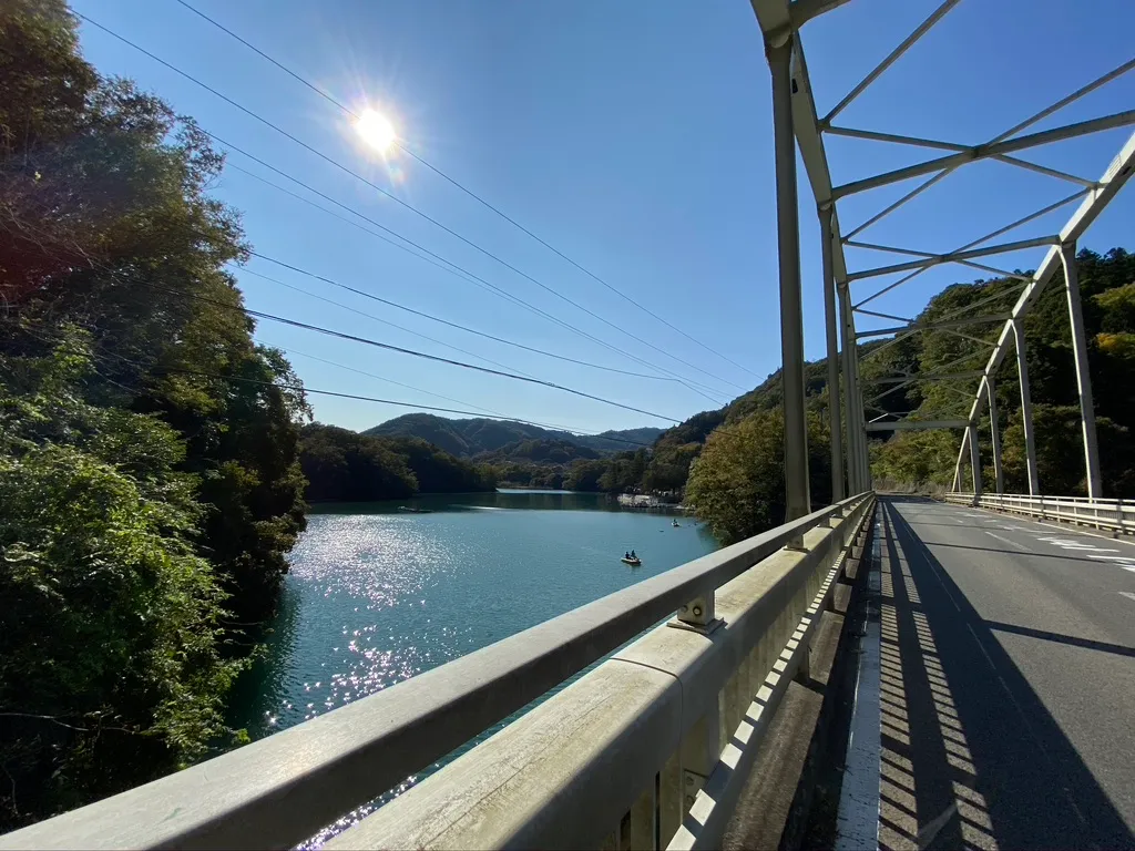Paisaje con vistas al lago Sagami desde el puente